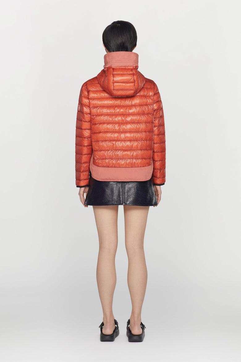 Gender neutral jacket in ultralight nylon padded with duck down