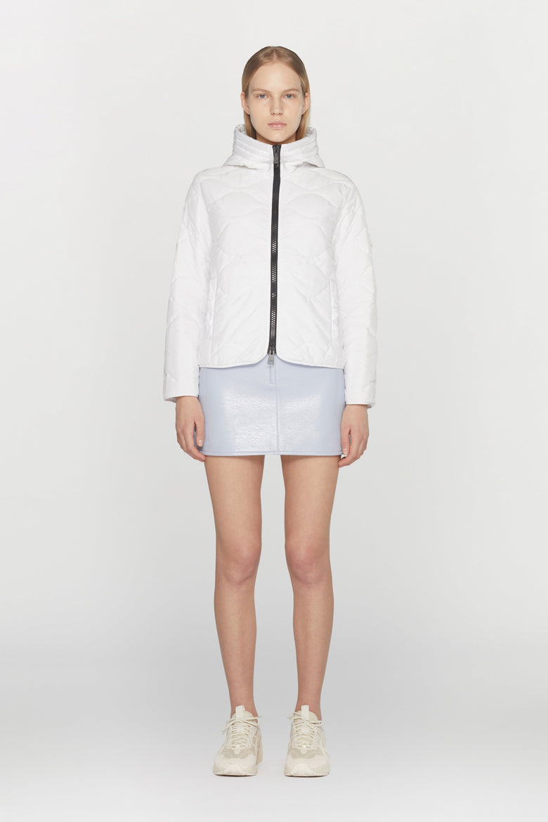 Gender neutral jacket in water- repellent nylon with hood