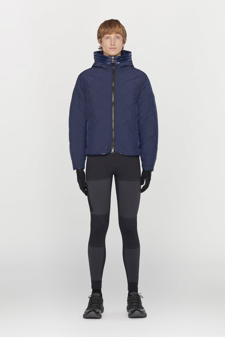 Gender neutral jacket in water- repellent nylon with hood