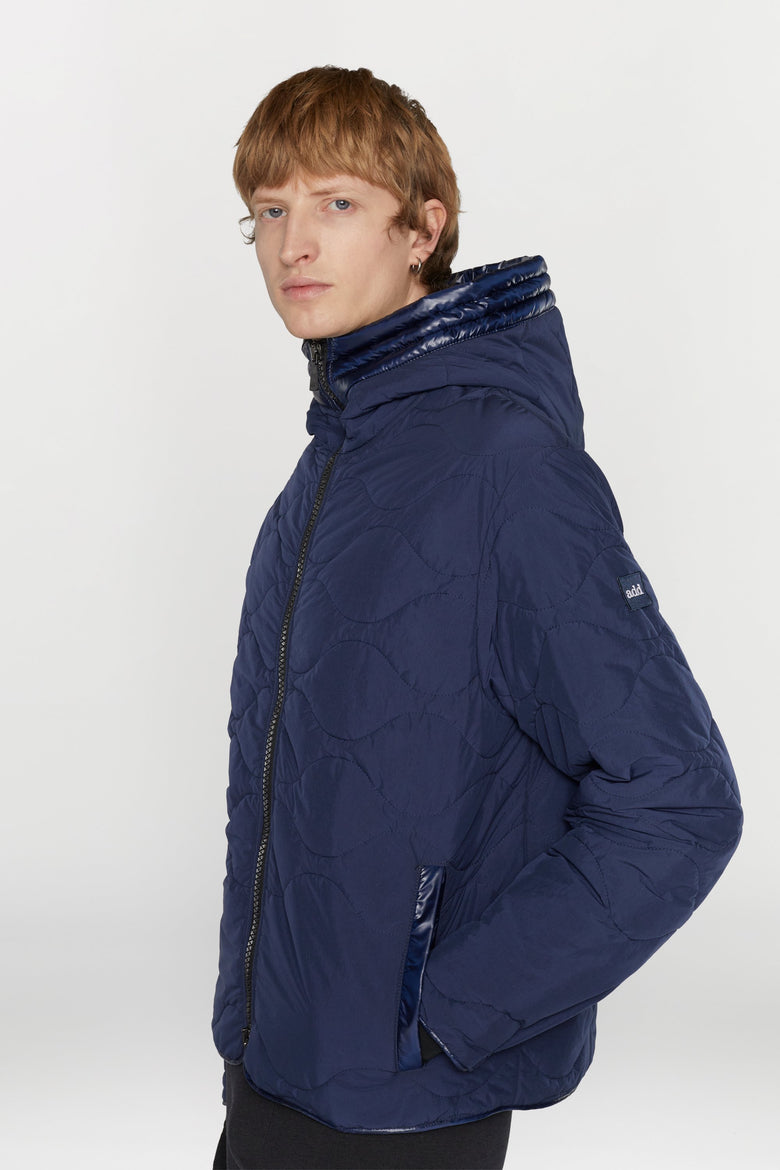 Gender neutral jacket in water- repellent nylon with hood
